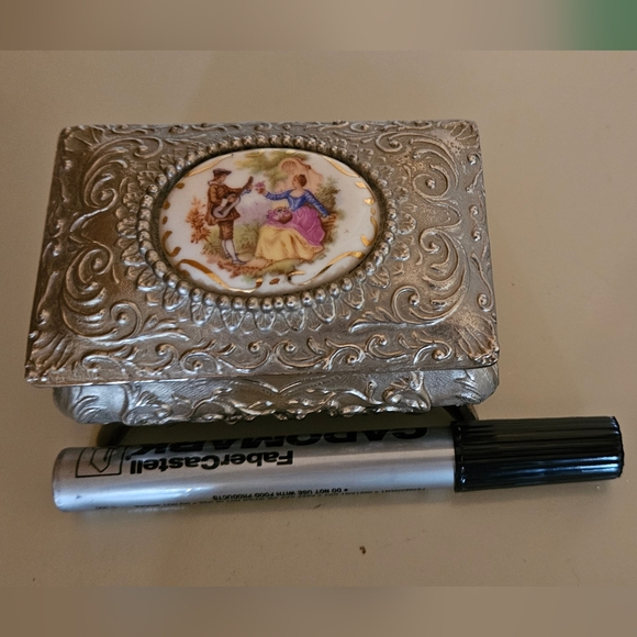 Vintage Footed Metal Trinket Jewelry Box - Picture 6 of 6